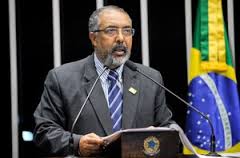Paulo Paim comemora sanção da Lei de Inclusão da Pessoa com  Deficiência