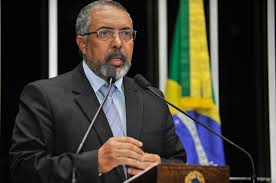 Paulo Paim celebra aprovação da MP 672